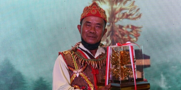 Damianus Nadu :Penerima Kalpataru dari H  utan Adat Pikul-Pangajid